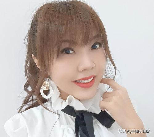 娱乐吃瓜壁纸图片可爱女,可爱女生娱乐吃瓜壁纸，带你领略青春活力